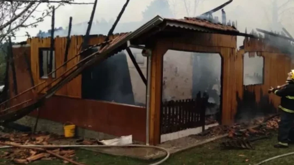 Casa é destruída por incêndio após sequência de raios em SC