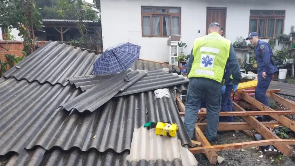 Garagem de residência desaba e deixa idosa gravemente ferida