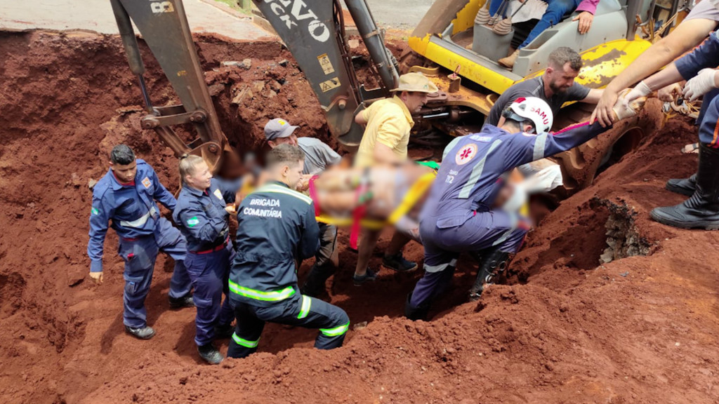 "Nasceu de novo": Trabalhador é soterrado em canteiro de obras e amigos o salvam