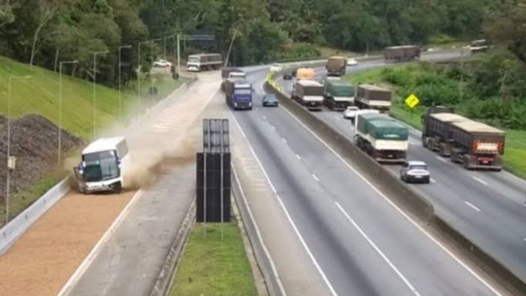 Motorista salva 45 passageiros após ônibus ficar sem freios