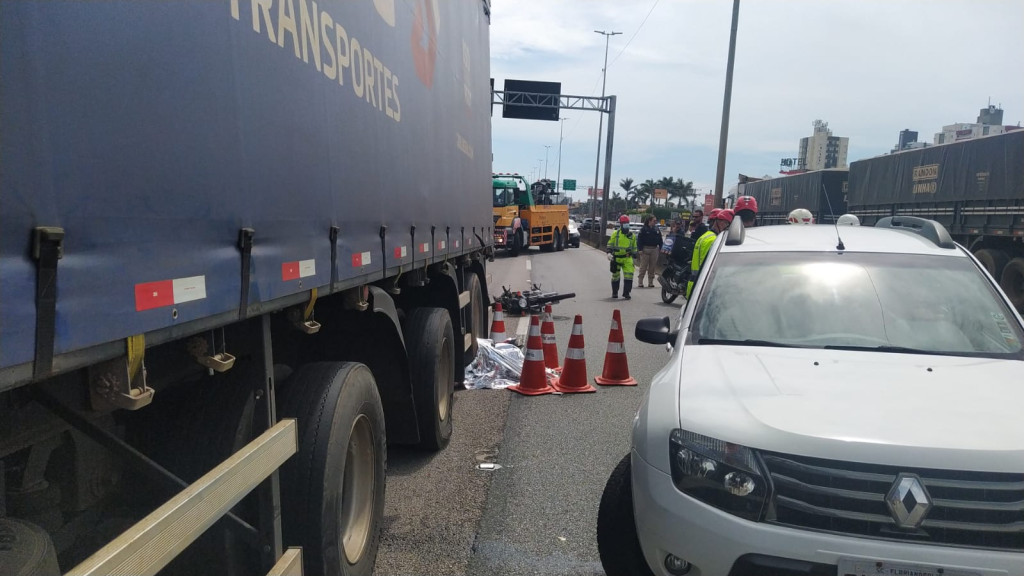Motociclista morre após colisão com caminhão na BR-101 em São José