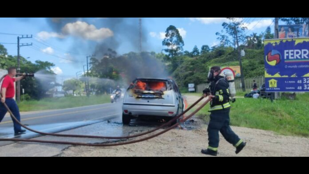 Carro é consumido pelo fogo na SC-410 em Canelinha