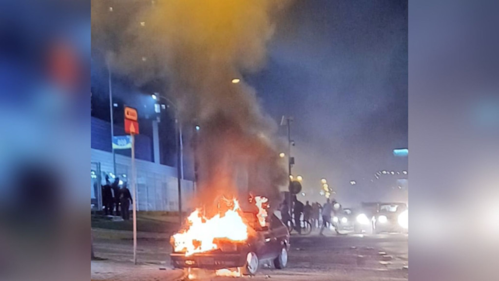 Incêndio consome veículo em frente ao supermercado Kock em Itapema