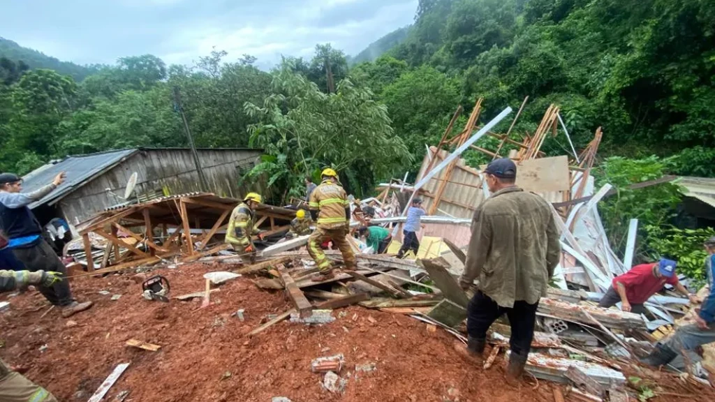 Mãe e filha morrem soterradas dentro de residência após deslizamento de terra