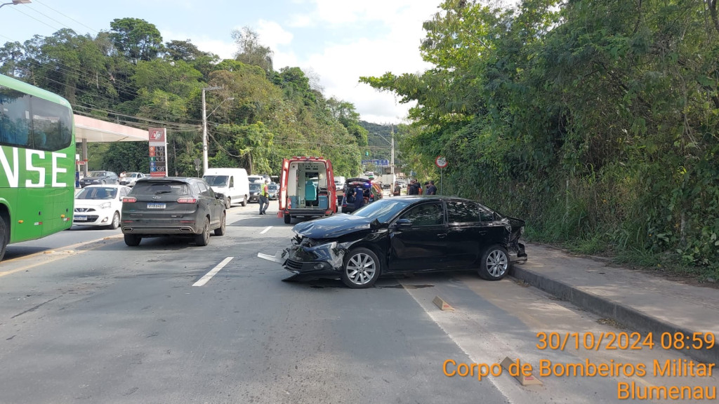 Sequência de colisões entre veículos em Blumenau leva condutora ao hospital