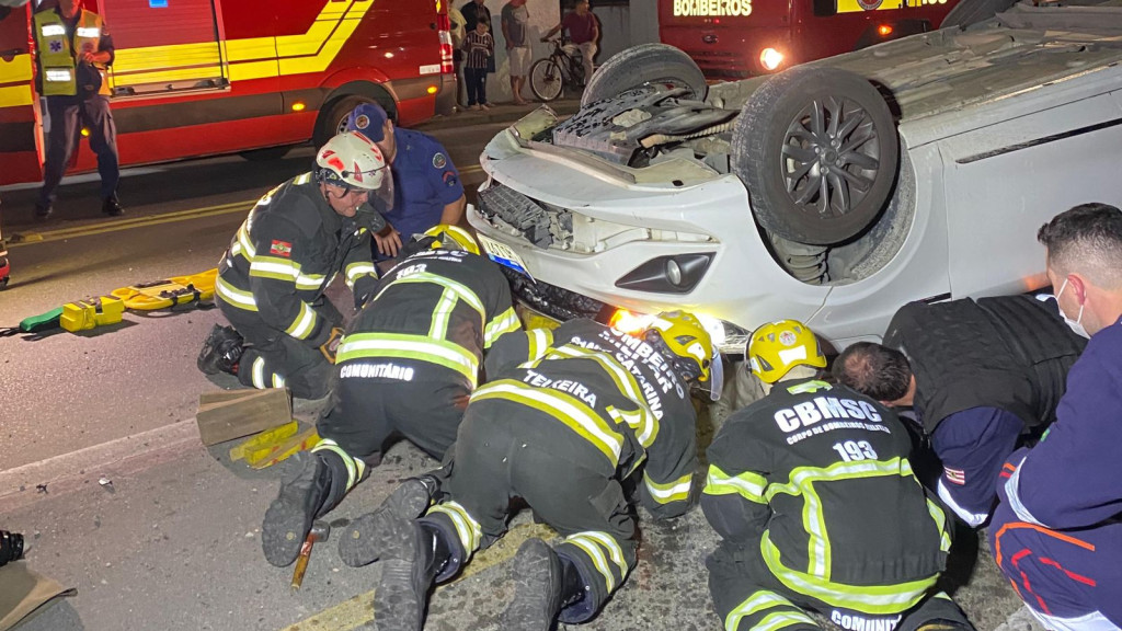 Motorista foge após atropelar adolescentes em Blumenau