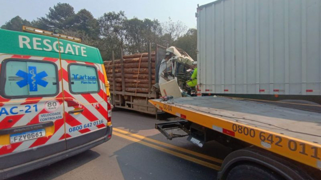 Homem de 50 anos morre após colisão entre caminhões na BR-116