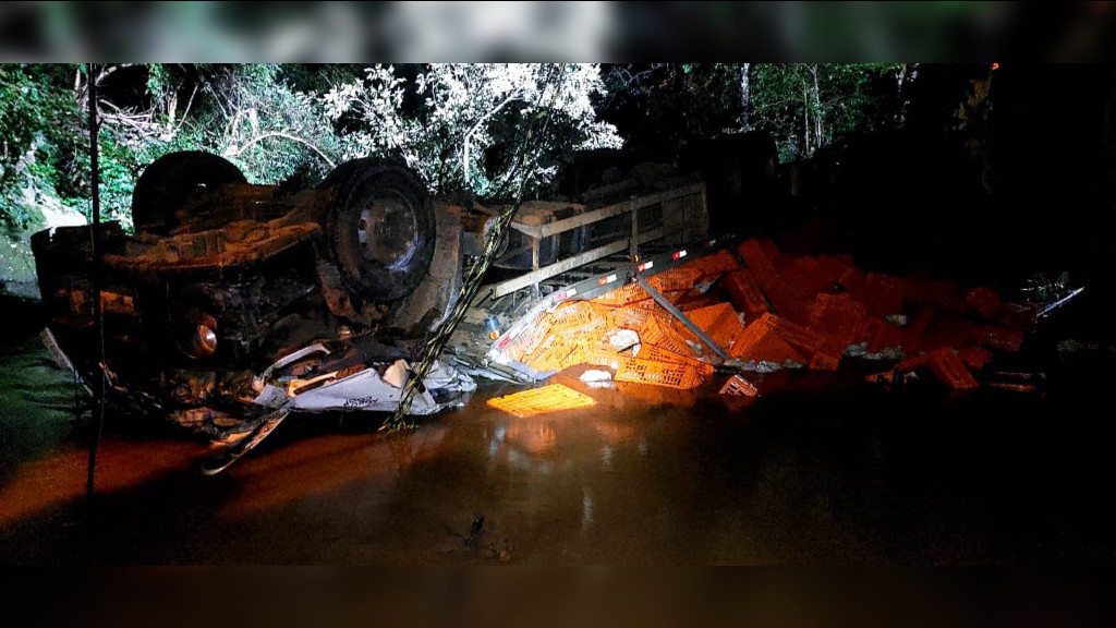 Família inteira morre após caminhão capotar e cair em riacho
