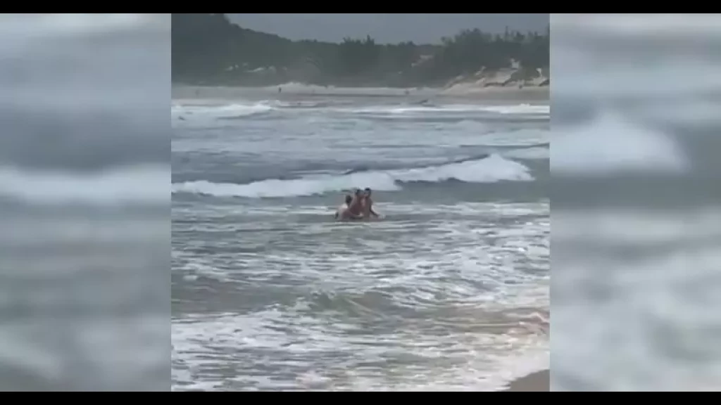 Guardas-civis de folga salvam banhista de afogamento em praia de SC