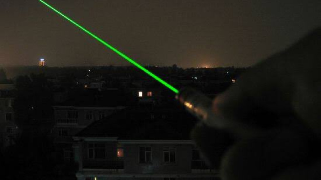 Homem usa laser para amedrontar ex-namorada e acaba preso
