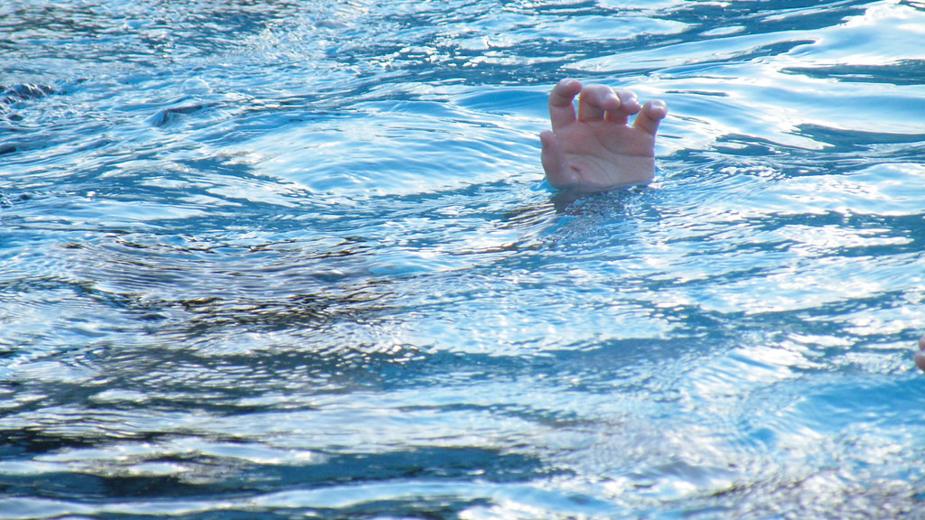 Adolescente se afoga após cabelo ficar preso em fundo de piscina