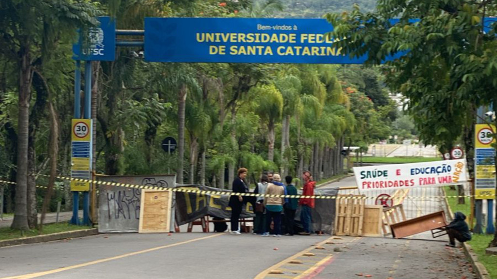 Revoltados com o Governo Lula, UFSC amanhece bloqueada por grevistas