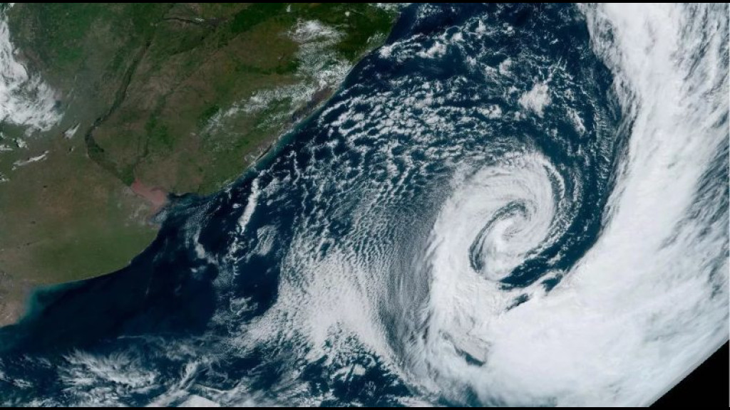 Ciclone é detectado pela primeira vez no Atlântico Sul do Brasil