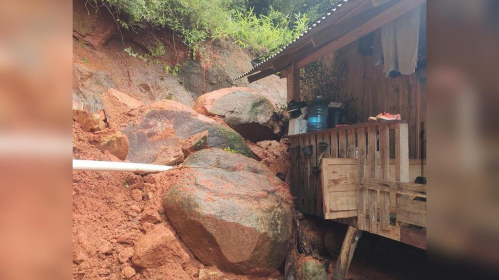 "Foi a mão de Deus": Pedra gigante quase invade residência após deslizamento de terra