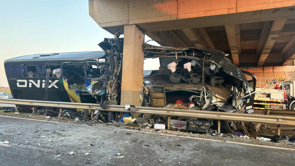 Acidente com ônibus que seguia para Aparecida no interior de SP mata 10 pessoas