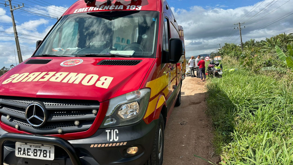 Motociclista sofre acidente após palete cair de caminhão na SC-410, em Tijucas