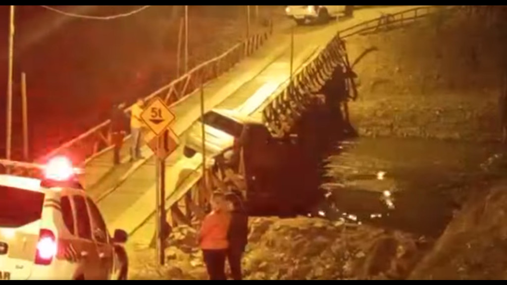 Veículo fica pendurado após colidir em ponte de madeira em São João Batista