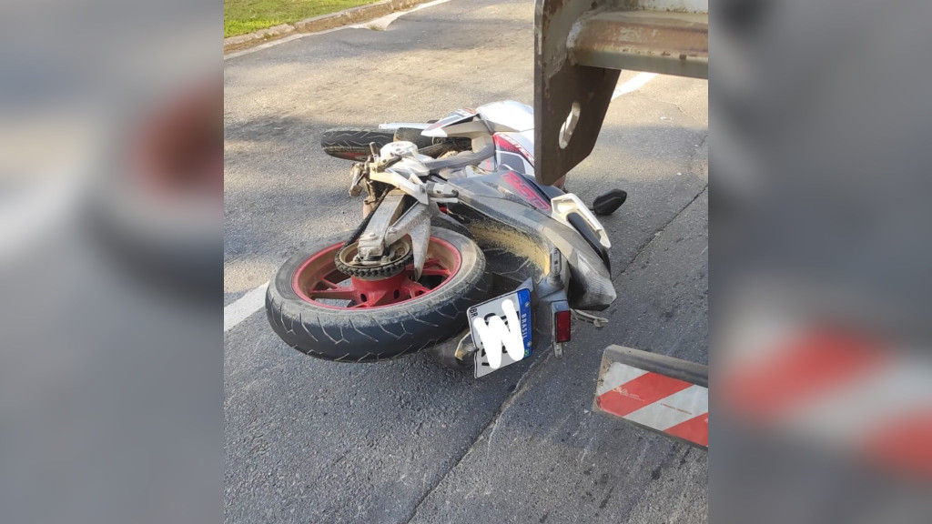 VÍDEO: Motociclista sofre ferimentos após ser arrastada por caminhão