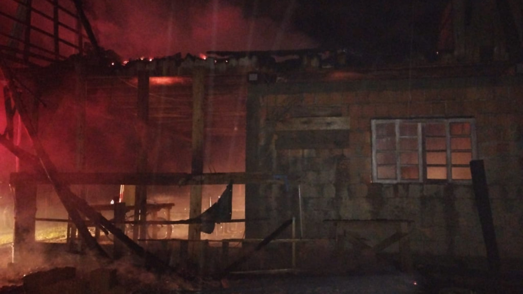 Casa é destruída por incêndio em Tijucas