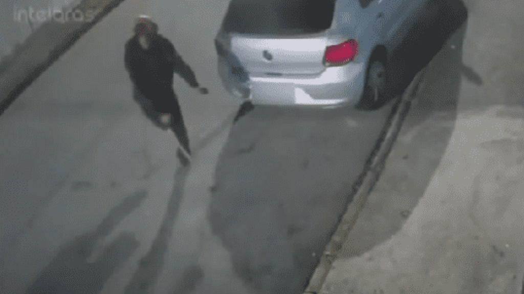 Ladrão com uma perna furta gasolina de carro em São José