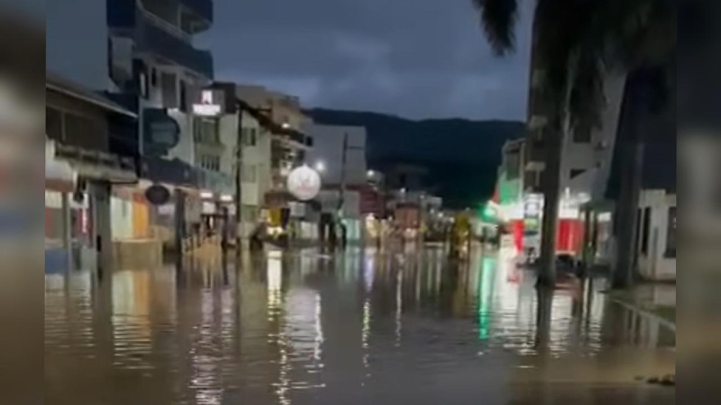 Primeira enchente do ano bloqueia ruas de Presidente Getúlio