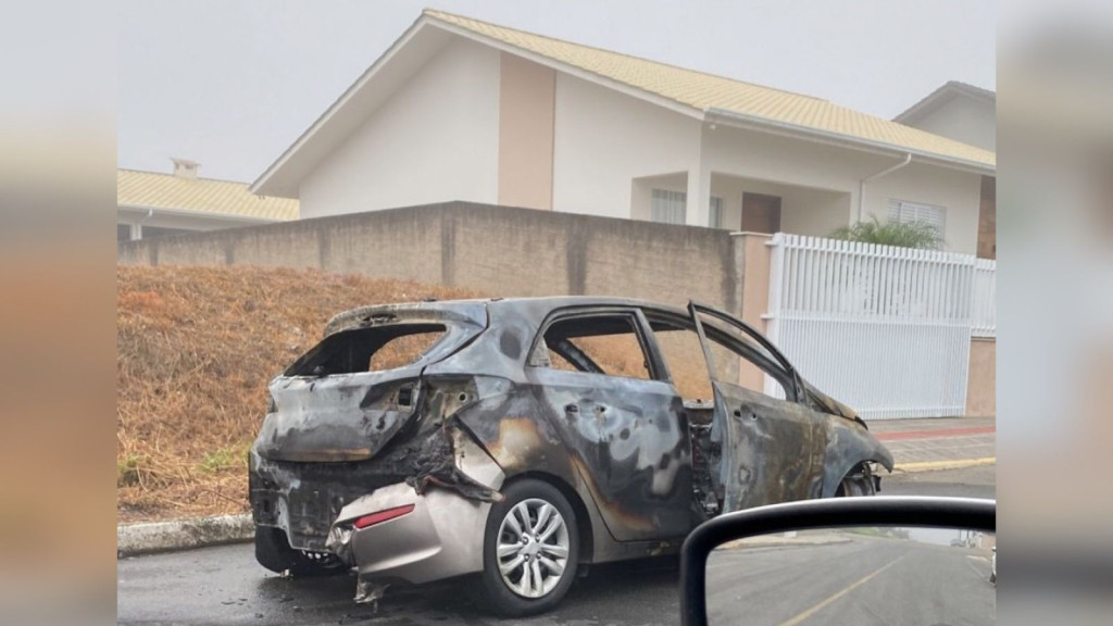 Filho revoltado incendeia carro e agride o próprio pai em SC