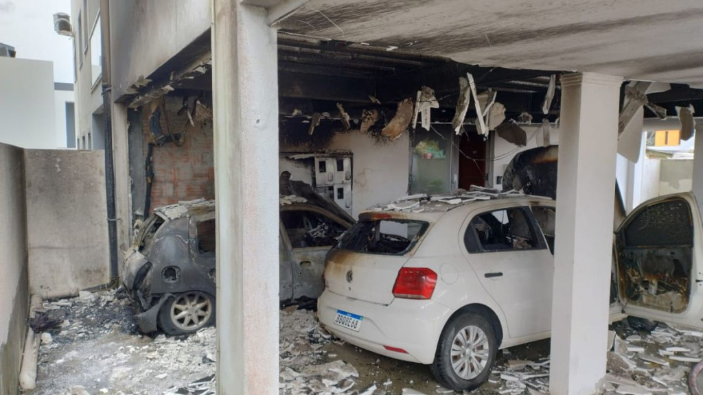 Incêndio na garagem de prédio em Florianópolis afeta veículos e mobiliza bombeiros