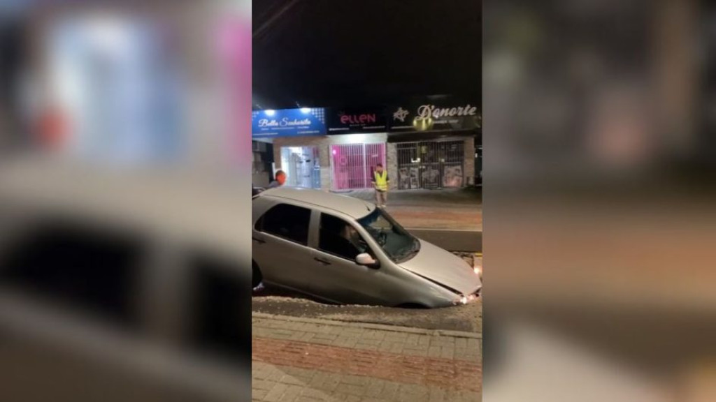 Carro é 'engolido' por cratera após asfalto ceder em Florianópolis