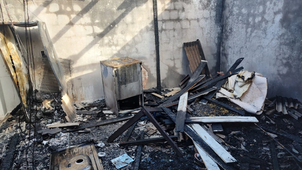Edificação residencial fica completamente destruída após incêndio em Camboriú