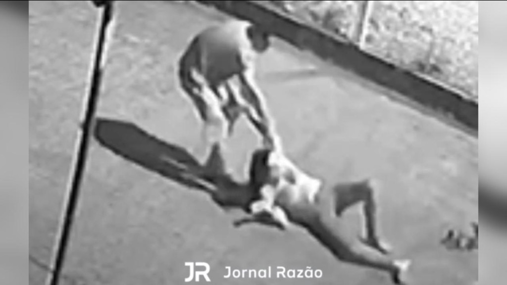 VÍDEO: Estuprador ataca mulher no meio da rua, mas é enganado e vítima consegue escapar