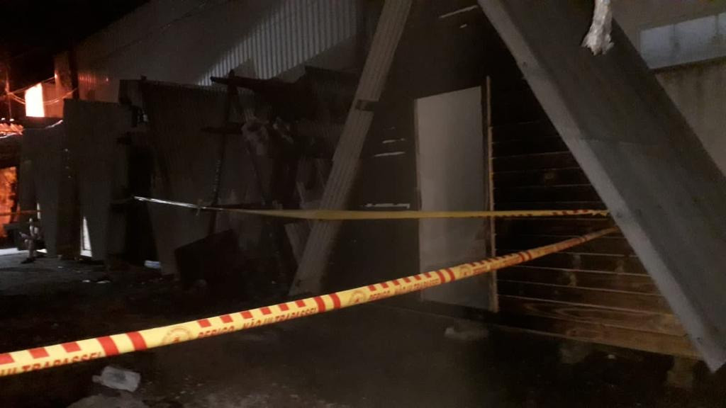 Incêndio devasta residências em Balneário Camboriú