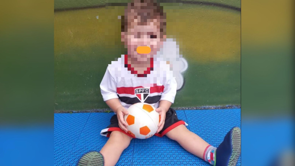 Pai vai à supermercado e descobre que filho autista de 3 anos era amarrado em creche de SC