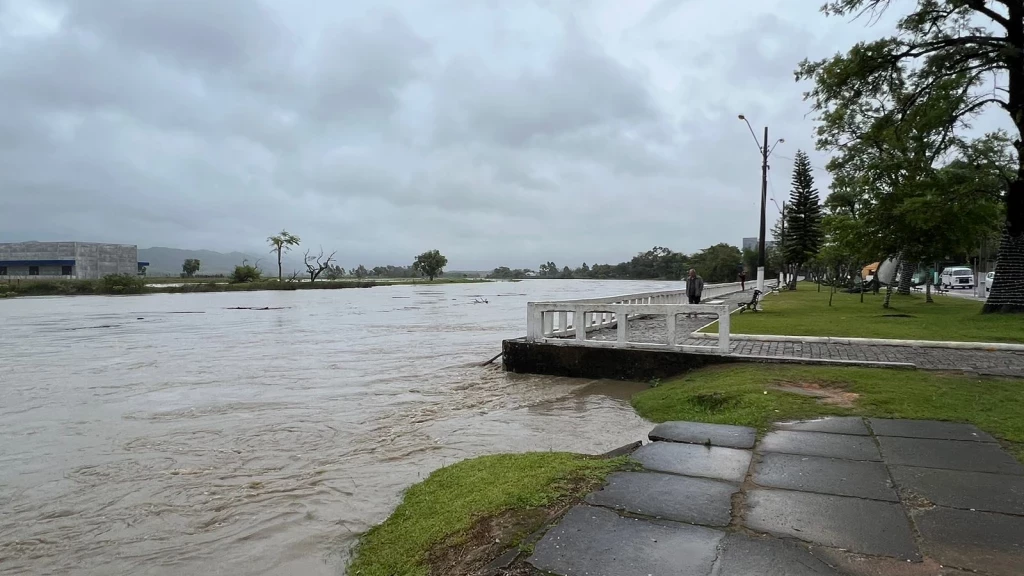 Rio Tijucas: está subindo, mas ainda não é alarmante
