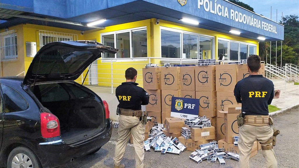 PRF flagra veículo contrabandeando 15 mil maços de cigarro do Paraguai na BR-101