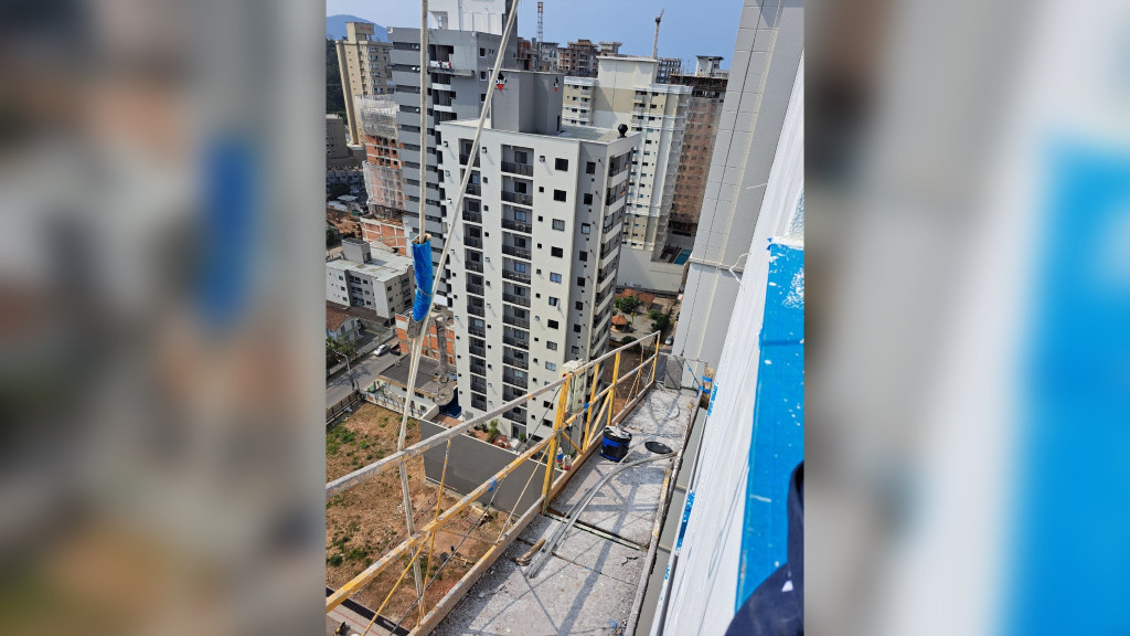 Trabalhadores ficam presos em andaime no 19º andar de prédio em Itapema