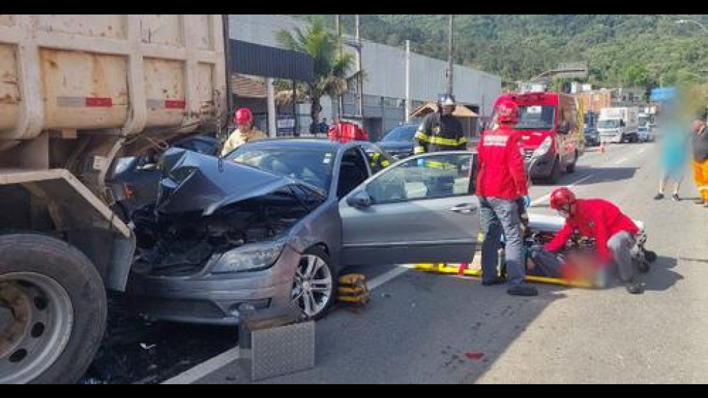 Condutora sofre mal súbito e provoca acidente entre veículos