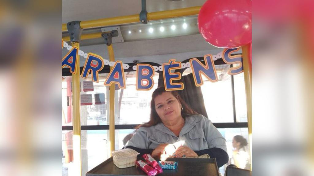 Cobradora de ônibus recebe festa de aniversário surpresa de passageiros