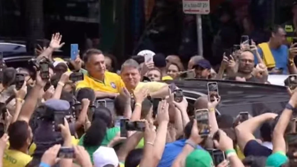 Bolsonaro chega para ato em Avenida Paulista lotada de apoiadores