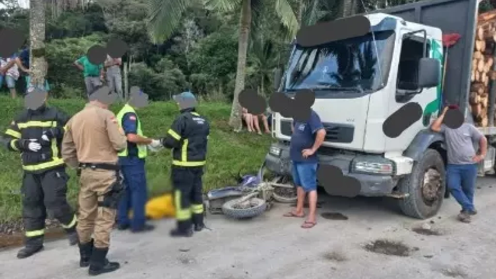 Motociclista morre após colisão com caminhão