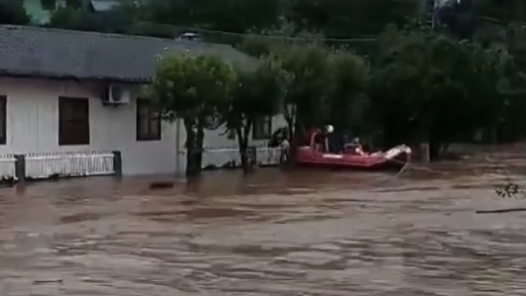 URGENTE: Enxurrada provoca inundação em cidade de SC e carros são arrastados pela correnteza