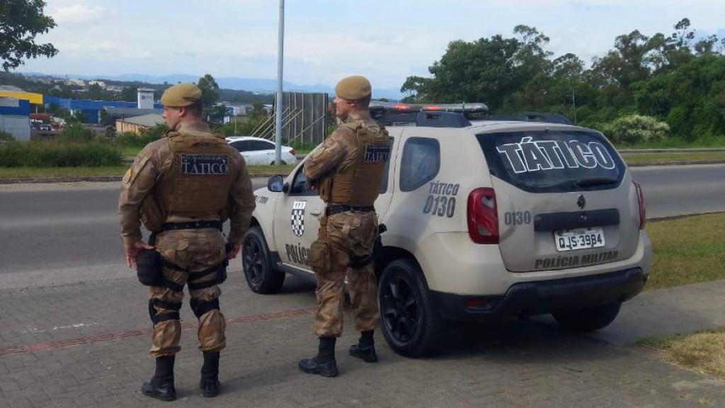 Homem armado invade casa de ex-patroa e ameaça família de morte