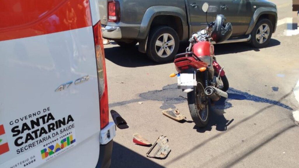 Mulher fica entre a vida e a morte após acidente de moto em Santa Catarina