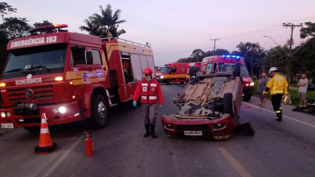Carro capota em grave acidente entre três veículos e mobiliza bombeiros na BR-280
