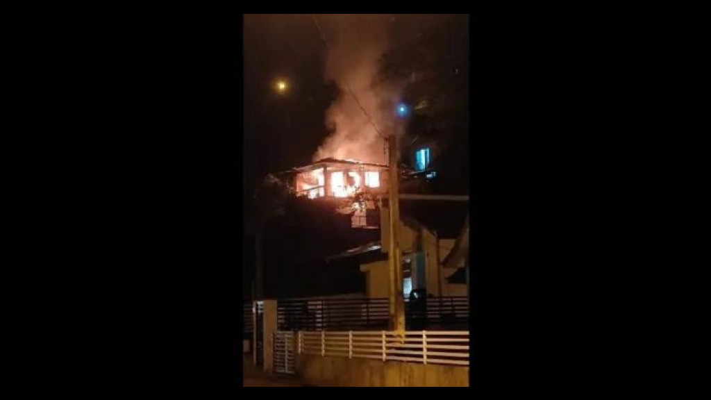 Incêndio destrói casa e deixa três feridos em Brusque