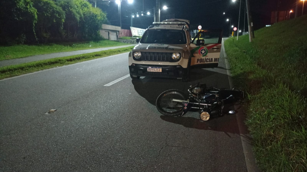 Condutor de moto barulhenta foge da PM e sofre acidente durante perseguição, em Camboriú