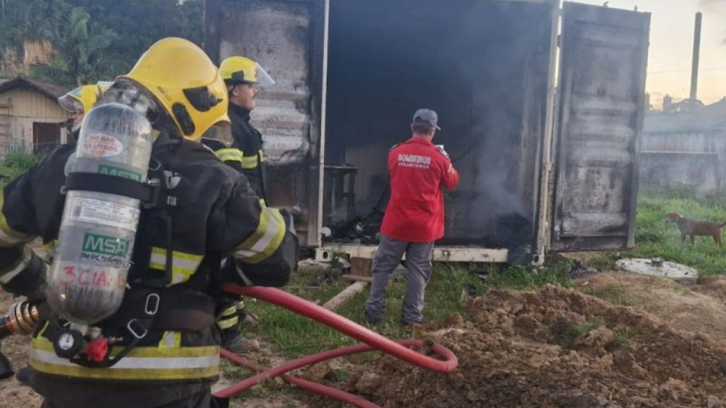 Marido ateia fogo em casa contêiner com mulher grávida dentro