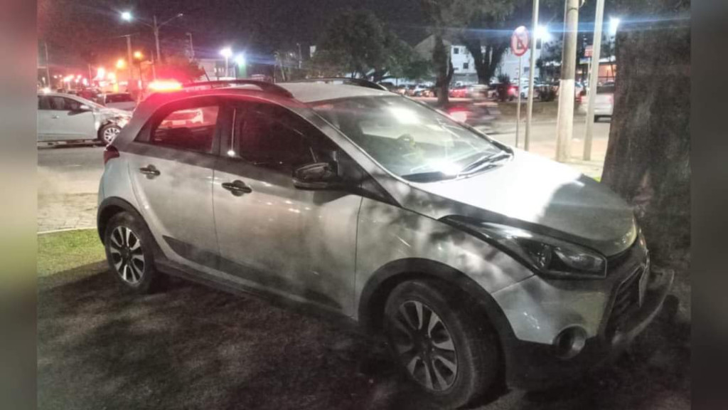Idoso bêbado bate carro em duas árvores e um veículo em Tijucas